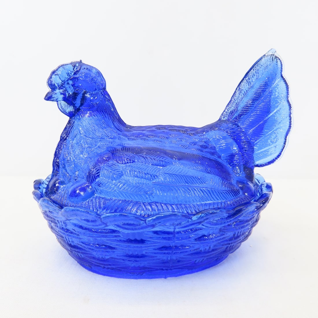 Vintage Fenton Cobalt Blue Hen on Nest: Vintage Fenton Cobalt Blue Hen on Nest - No Chips, Cracks or Fractures. Lot Size: 7 x 5 x 5", 2 lbsPhotos are part of description, please ask questions and read terms & conditions before bidding.