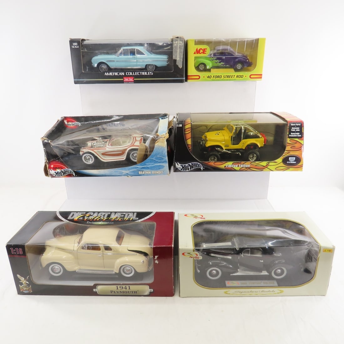 1:18 Scale Die Cast Hot Wheels & Other Vehicles: Beatnik Bandit, Jeep, 1941 Plymouth, 1936 Pontiac Deluxe, 1963 Falcon, 1940 Ford Street Rod. Lot Size: 18 x 15 x 12", 15 lbs All information and photos are intended to be as accurate as possible, but
