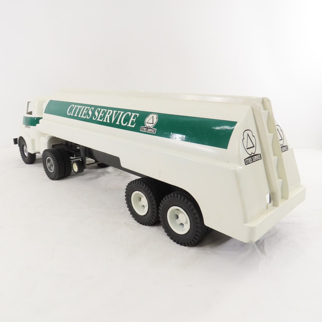 Wyandotte Truck with Custom Cities Service Tanker - 3