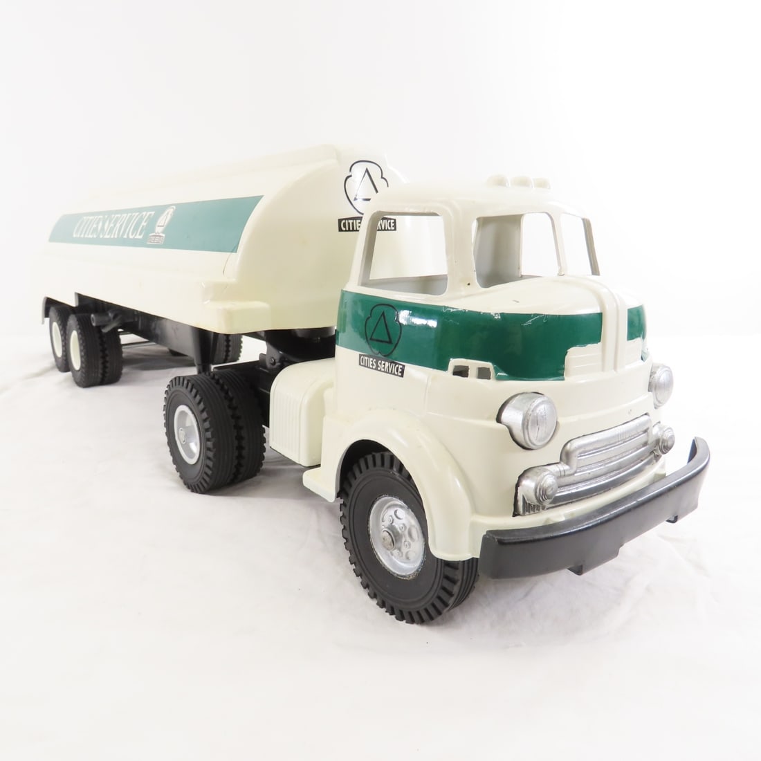 Wyandotte Truck with Custom Cities Service Tanker - 7
