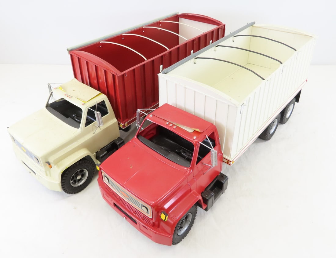 2 Scratch Built Balsa Wood Grain Haulers: 2 Scratch Built Balsa Wood Grain Haulers - plastic truck end, LOT SIZE: 20x15x9", 5 LBS All information and photos are intended to be as accurate as possible, but errors are possible. No item may be r
