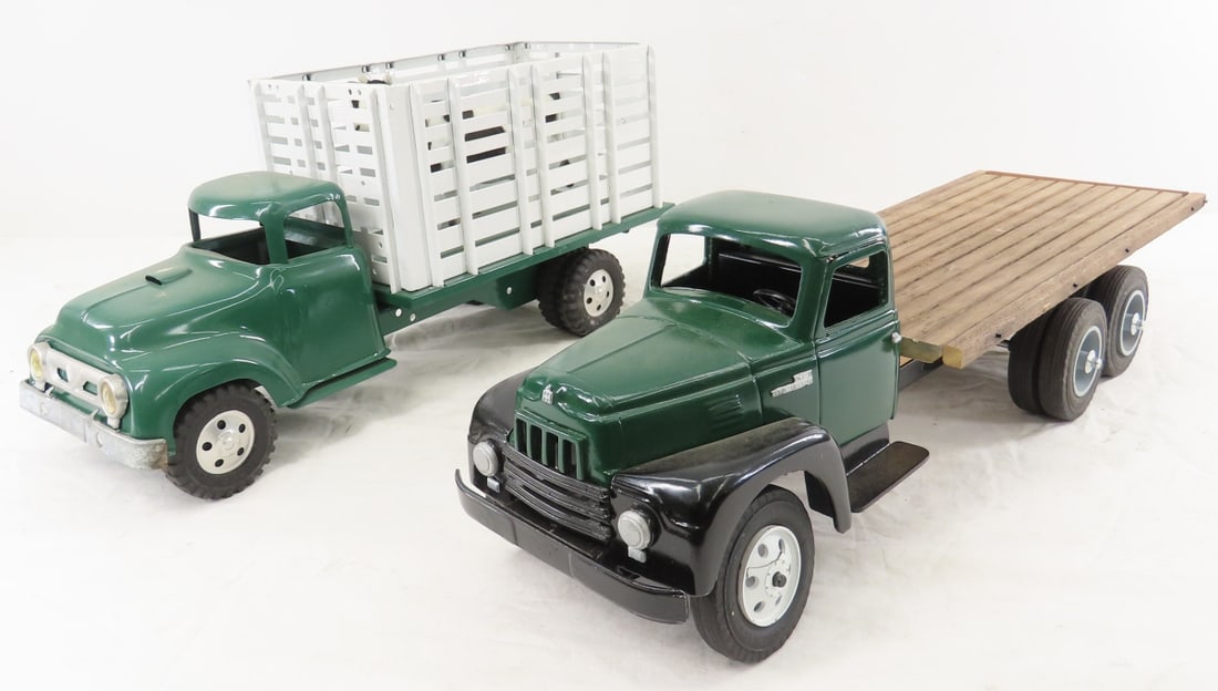 Tonka Cattle Hauler and Custom R-190 Flatbed: Tonka Cattle Hauler and Custom R-190 Flatbed - cattle hauler has been restored and has 1 felt cow- made in China. R-190 has broken front wheels, flat bed is a pieced together restoration with wood bed