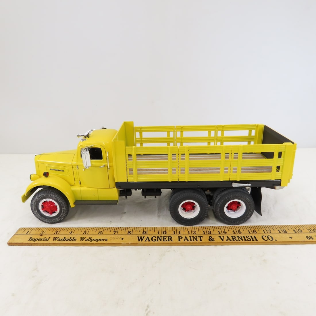 Original Fumby White WC22 Truck 1:15 - 2