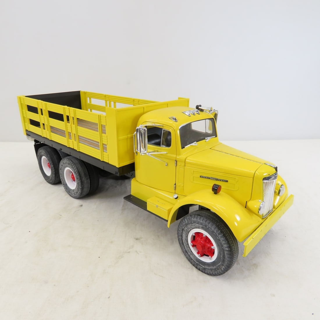 Original Fumby White WC22 Truck 1:15 - 7