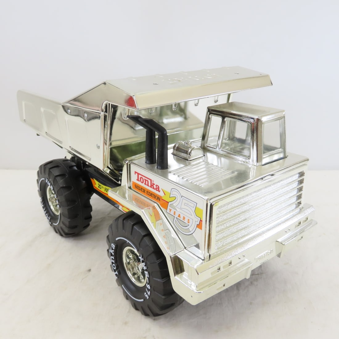 25th Anniversary Silver Mighty Tonka Dump Truck - 7