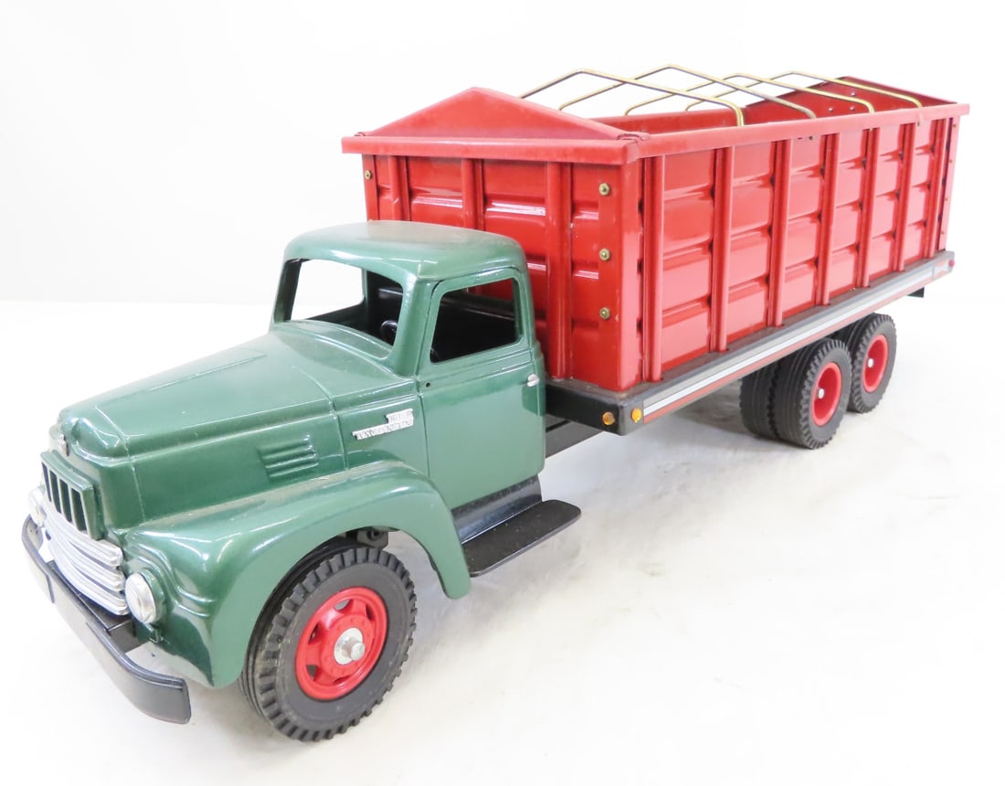 M&J Custom Knapheide International R-190 Hauler: M&J Custom Knapheide International R-190 Hauler - steel, 1 handle is broken off of back door, LOT SIZE: 21x8x7", 8 LBS All information and photos are intended to be as accurate as possible, but