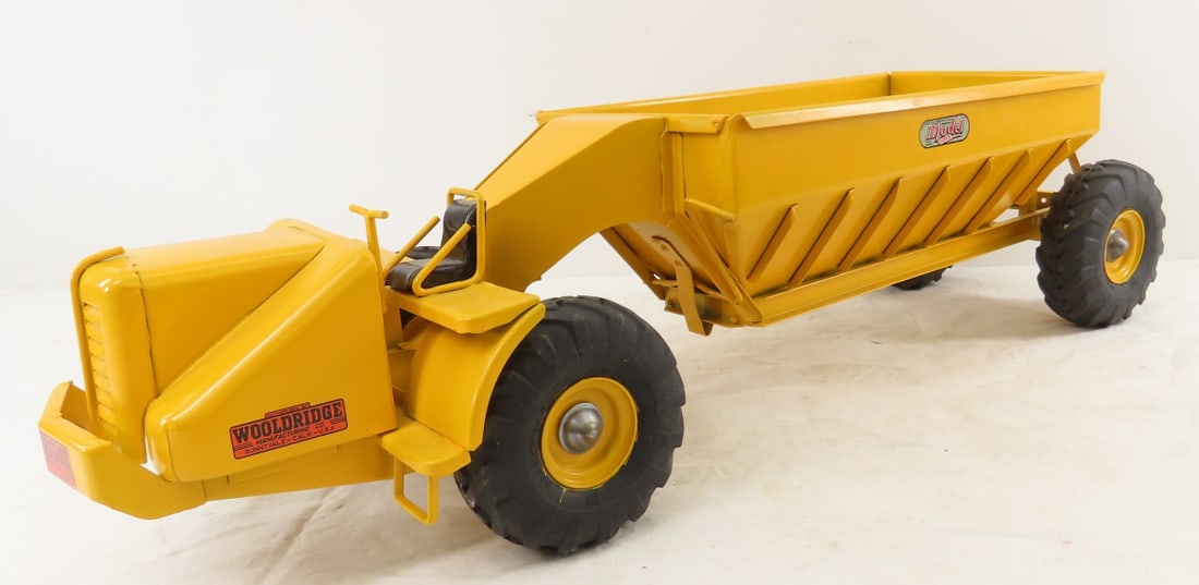 Doepke Wooldridge Bottom Dump Earth Mover Restored: Doepke Wooldridge Bottom Dump Earth Mover Restored - LOT SZE: 24x7x7", 8 LBS All information and photos are intended to be as accurate as possible, but errors are possible. No item may be returned or