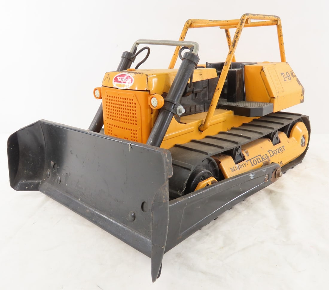 Original 1970's Mighty Tonka T-9 Bulldozer: Original 1970's Mighty Tonka T-9 Bulldozer - LOT SIZE: 17x12x10", 7 LBS All information and photos are intended to be as accurate as possible, but errors are possible. No item may be returned or