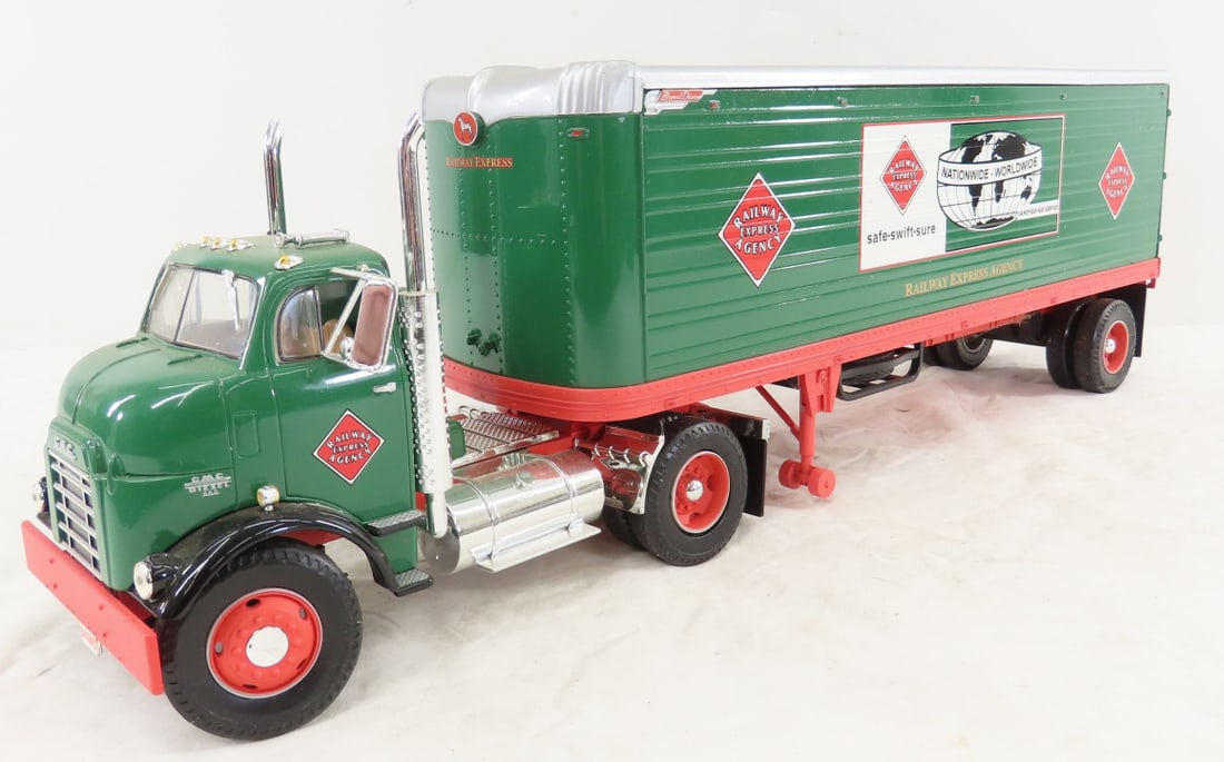 1996 ERTL 1954 Railway Express Truck & Trailer: 1996 ERTL 1954 Railway Express Truck & Trailer - 1:25 scale, GMC 950 COE cab, Great Dane trailer, LOT SIZE: 19x7x5", 6 LBS All information and photos are intended to be as accurate as possible, but