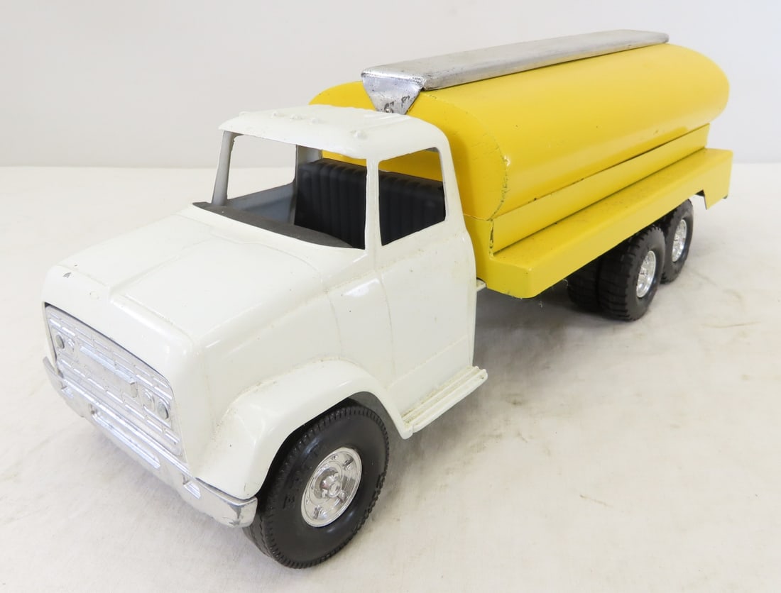 ERTL 594 Truck with Custom Wood Tanker: ERTL 594 Truck with Custom Wood Tanker - tank is solid wood- painted. LOT SIZE: 17x7x6", 7 LBS All information and photos are intended to be as accurate as possible, but errors are possible. No item m