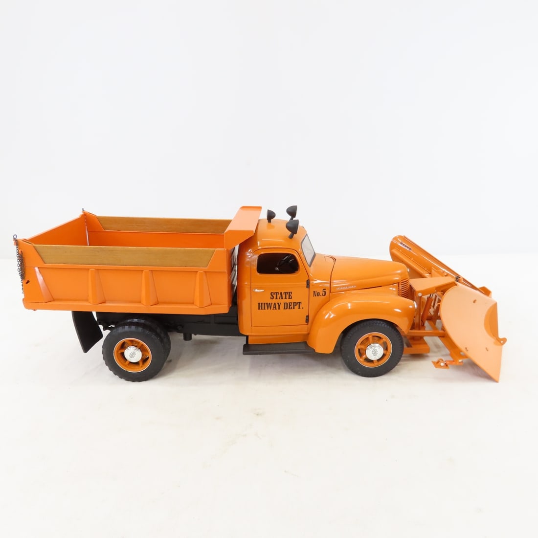 International K-5 with Baker V Plow Truck - 6