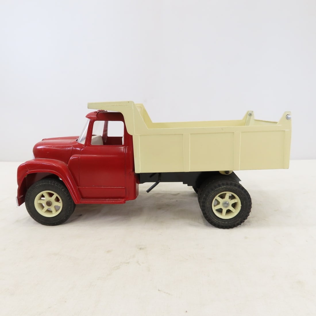 ERTL Truck Line Loadstar 1600 - Restored - 2