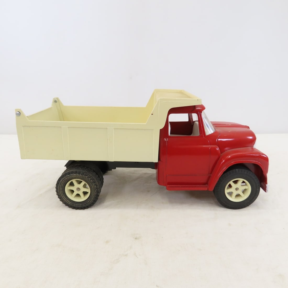 ERTL Truck Line Loadstar 1600 - Restored - 6