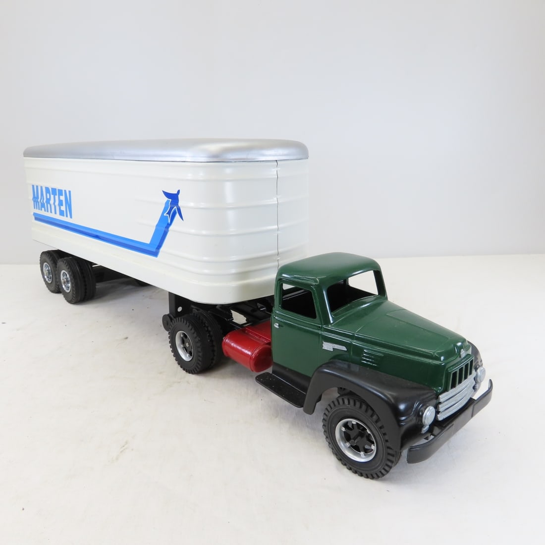 Cottonwood Acres International R-190 Semi Truck - 7