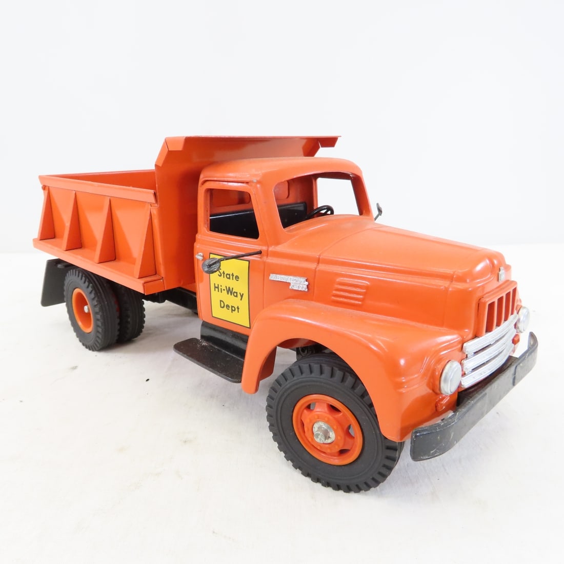 Cottonwood Acres International R-190 Dump Truck - 7