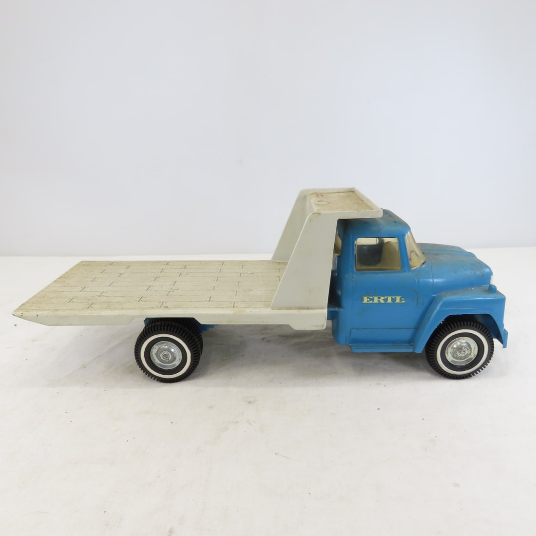 ERTL International Loadstar Flatbed Truck - 6