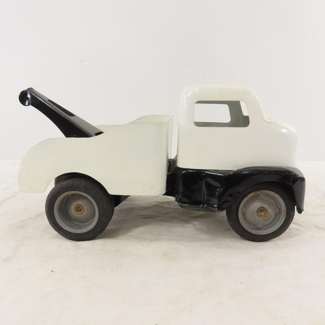 1950s Tonka Cab Over Wrecker Truck - Custom Paint - 6