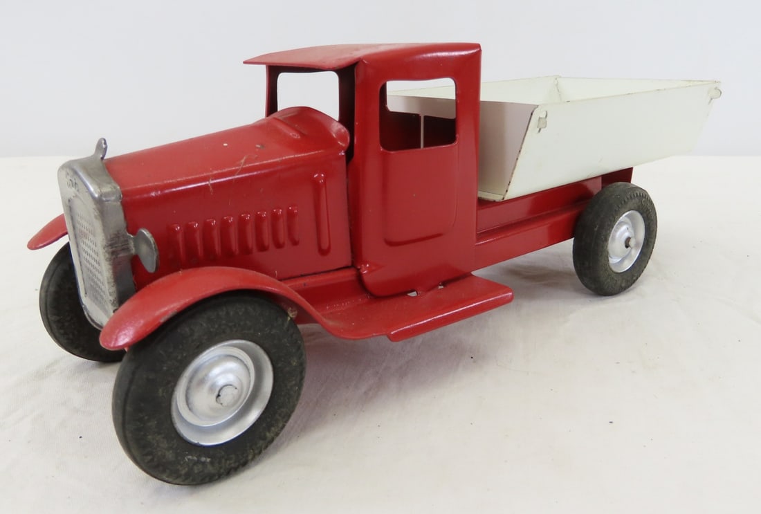 Metalcraft Pressed Steel Truck Custom Restoration: Metalcraft Pressed Steel Truck Custom Restoration - Bed is not secure on frame, LOT SIZE: 11x4x4", 1 LB All information and photos are intended to be as accurate as possible, but errors are possible.