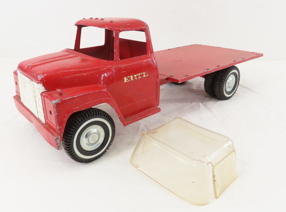 Original ERTL International Harvester Flat Bed: Original ERTL International Harvester Flat Bed - pressed, window section is separated, LOT SIZE: 15x7x6", 3 LBS All information and photos are intended to be as accurate as possible, but errors are po