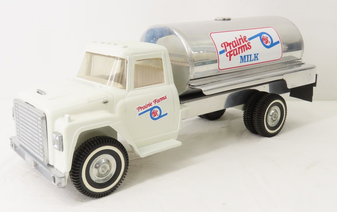Original ERTL Prairie Farms Milk Tanker Truck (1 of 15)