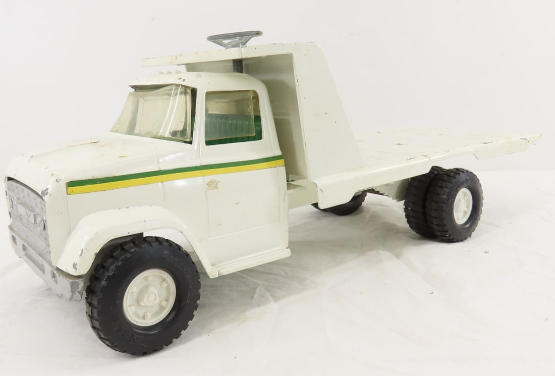 ERTL 594 John Deere Dealer Tilt Bed Truck (1 of 15)