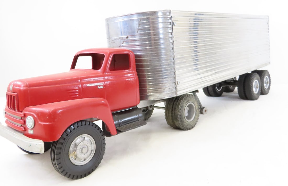 Cottonwood Acres Int'l R-190 Truck & Trailer (1 of 20)