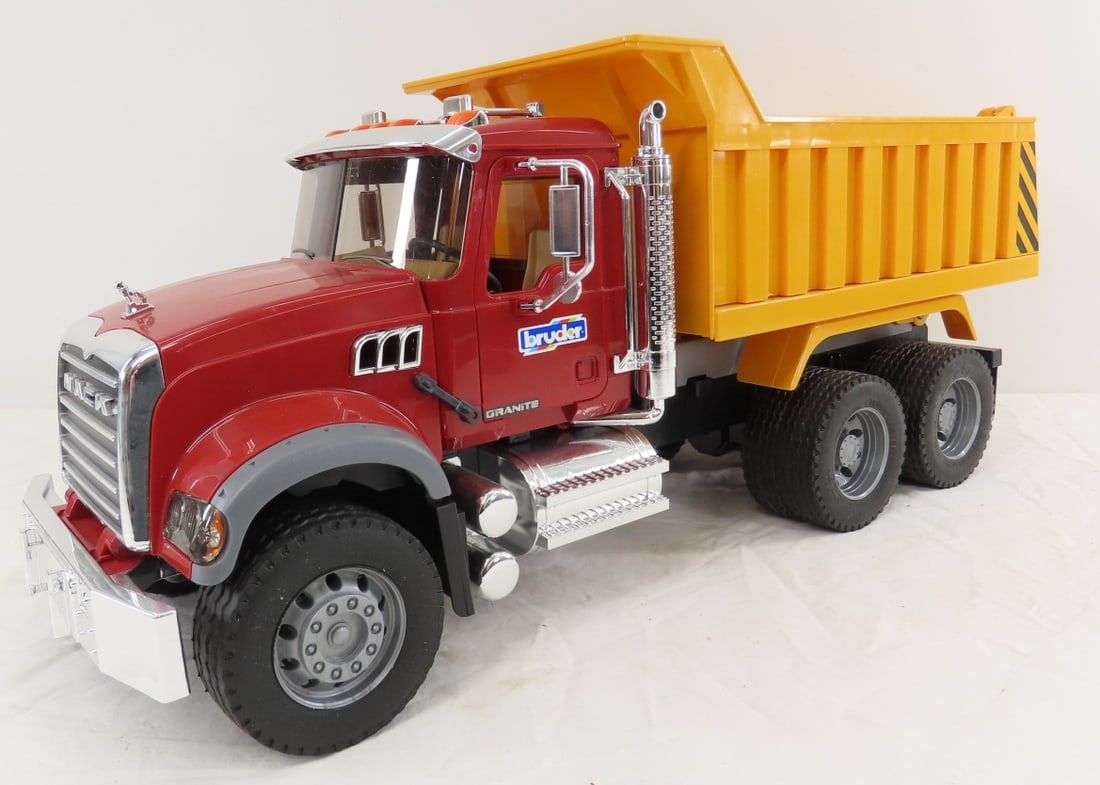 Bruder Granite Mack Dump Truck 1:16 Plastic (1 of 17)
