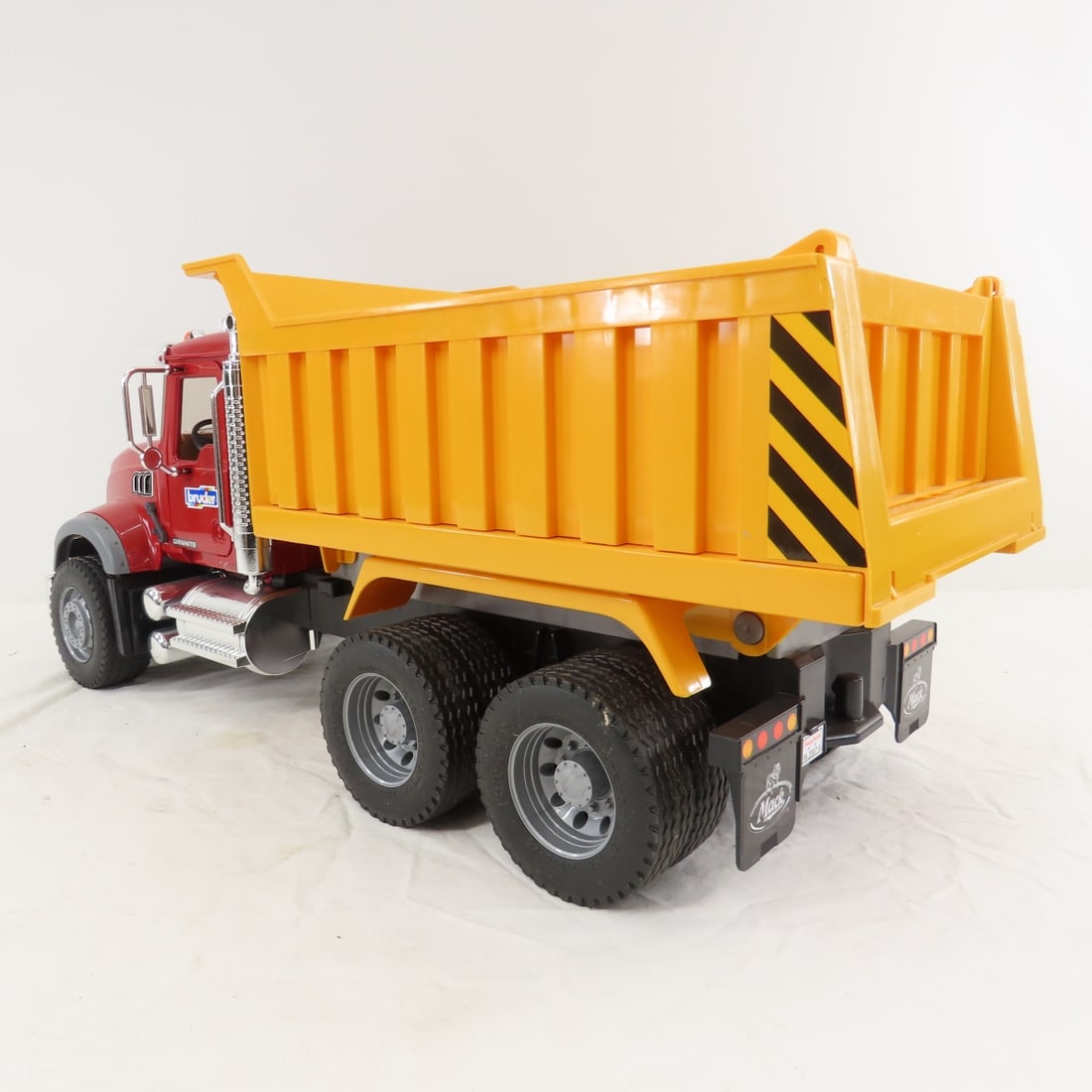 Bruder Granite Mack Dump Truck 1:16 Plastic - 3