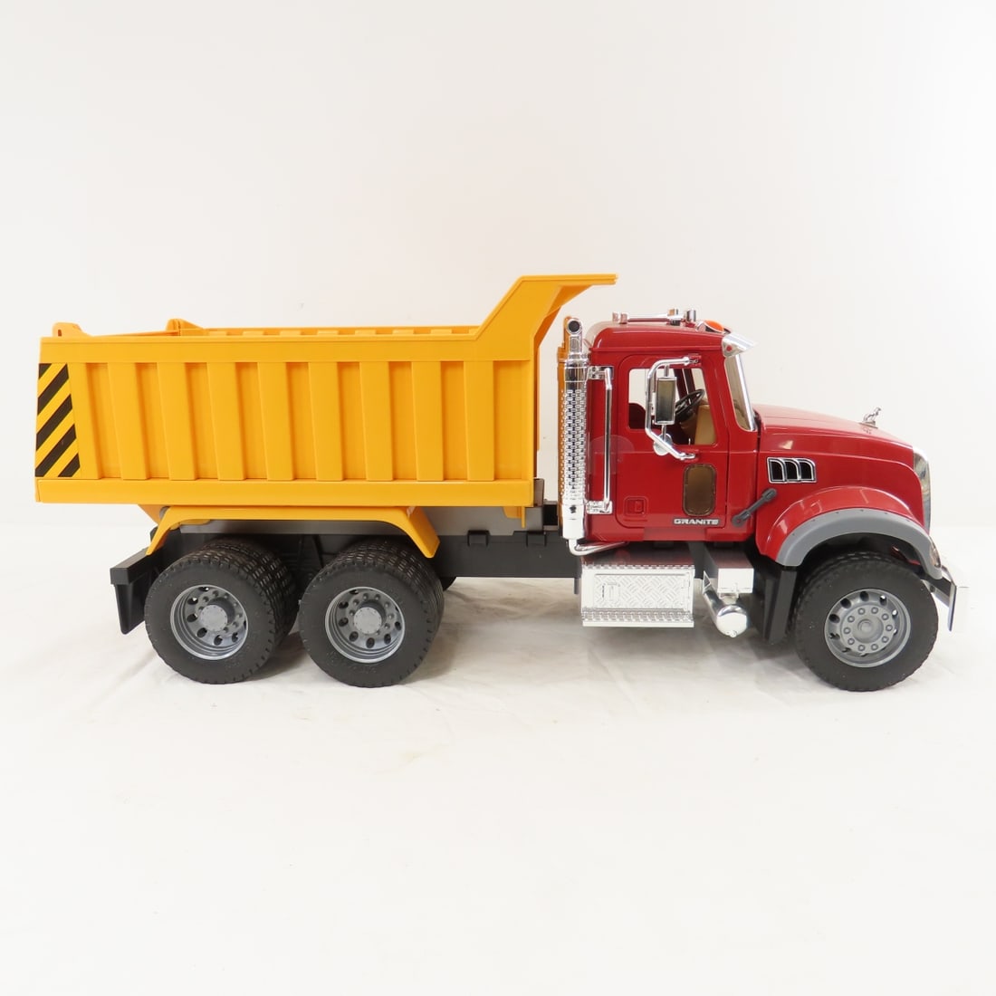 Bruder Granite Mack Dump Truck 1:16 Plastic - 6