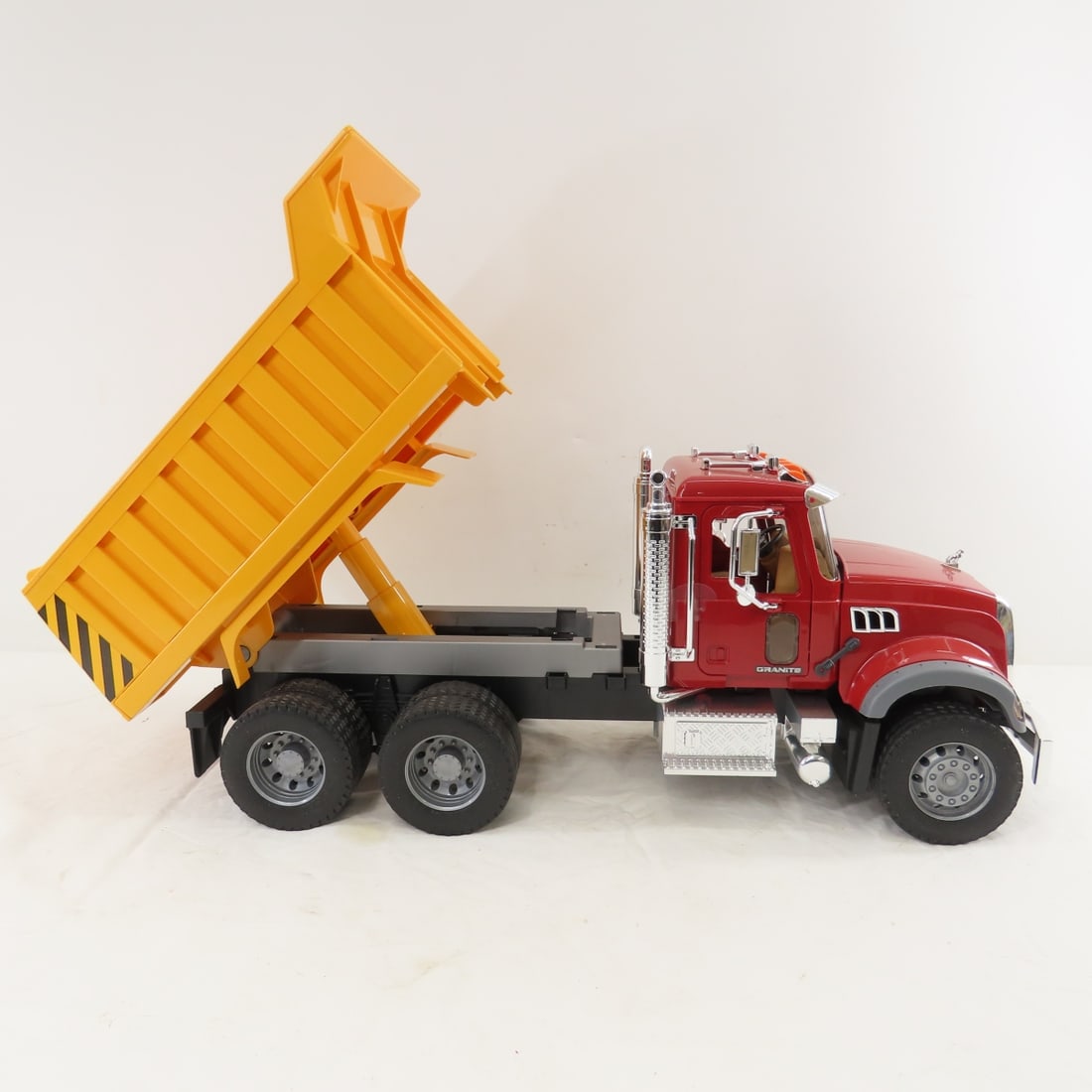 Bruder Granite Mack Dump Truck 1:16 Plastic - 7