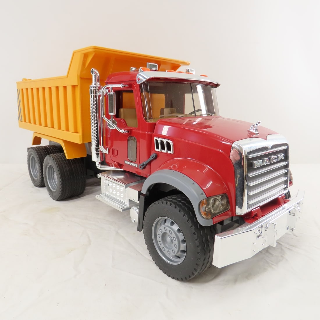 Bruder Granite Mack Dump Truck 1:16 Plastic - 8