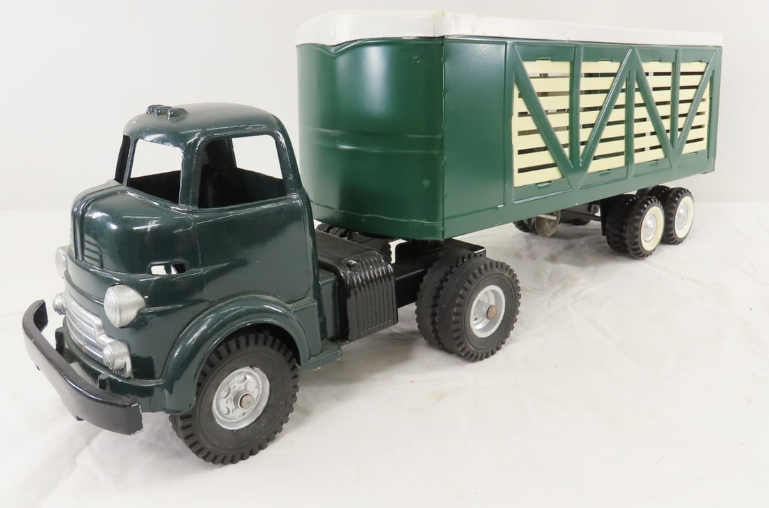 Restored Wyandotte Tractor & Structo Trailer (1 of 17)