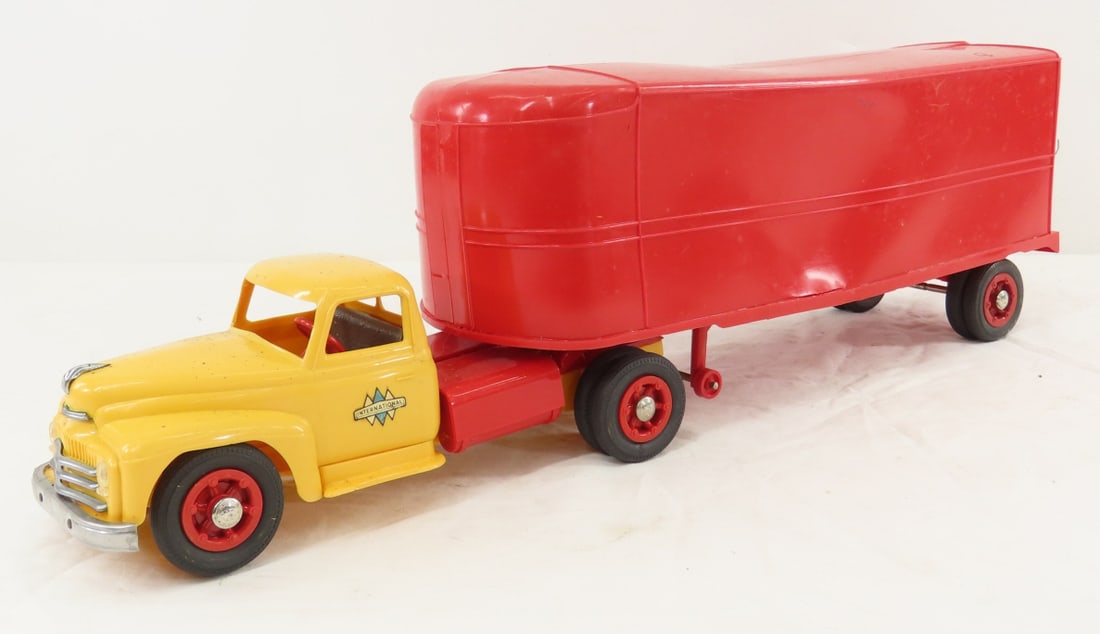 Product Miniature Co International Truck & Trailer: Product Miniature Co International Truck & Trailer - trailer is cracked and missing door, LOT SIZE: 13x105", 2 LBS All information and photos are intended to be as accurate as possible, but errors are