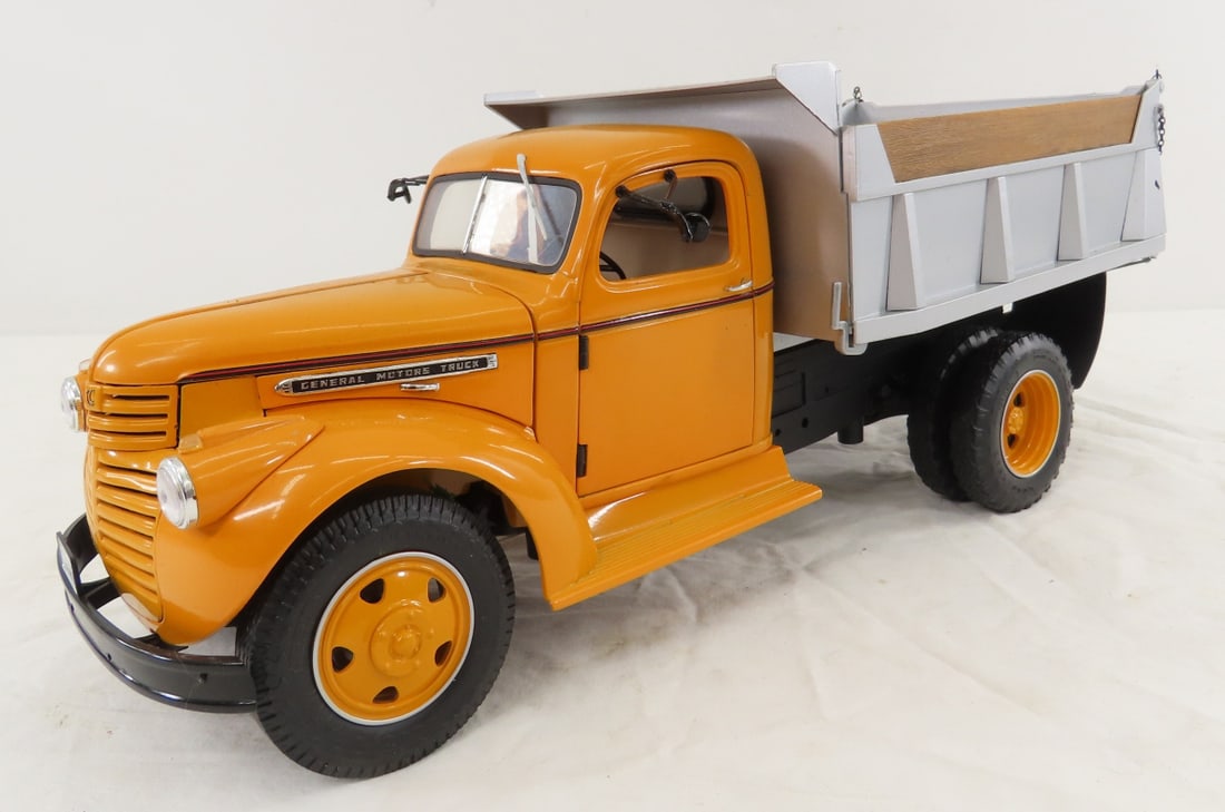 1946 GMC Dump Truck 1:16 - Highway 61: 1946 GMC Dump Truck 1:16 - Highway 61 - LOT SIZE: 14x6x5", 3.5 LBS All information and photos are intended to be as accurate as possible, but errors are possible. No item may be returned or refused