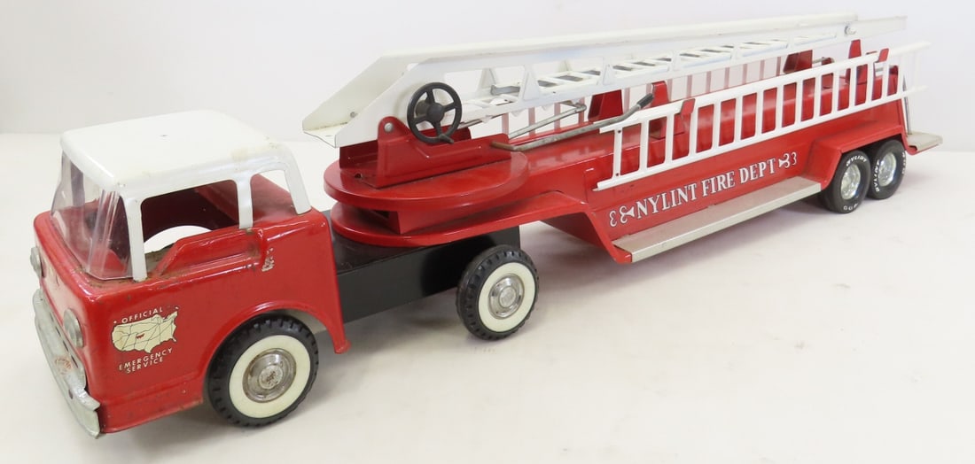 Nylint Fire Dept Hook & Ladder Truck: Lot Size 26x14x8" 7 LB