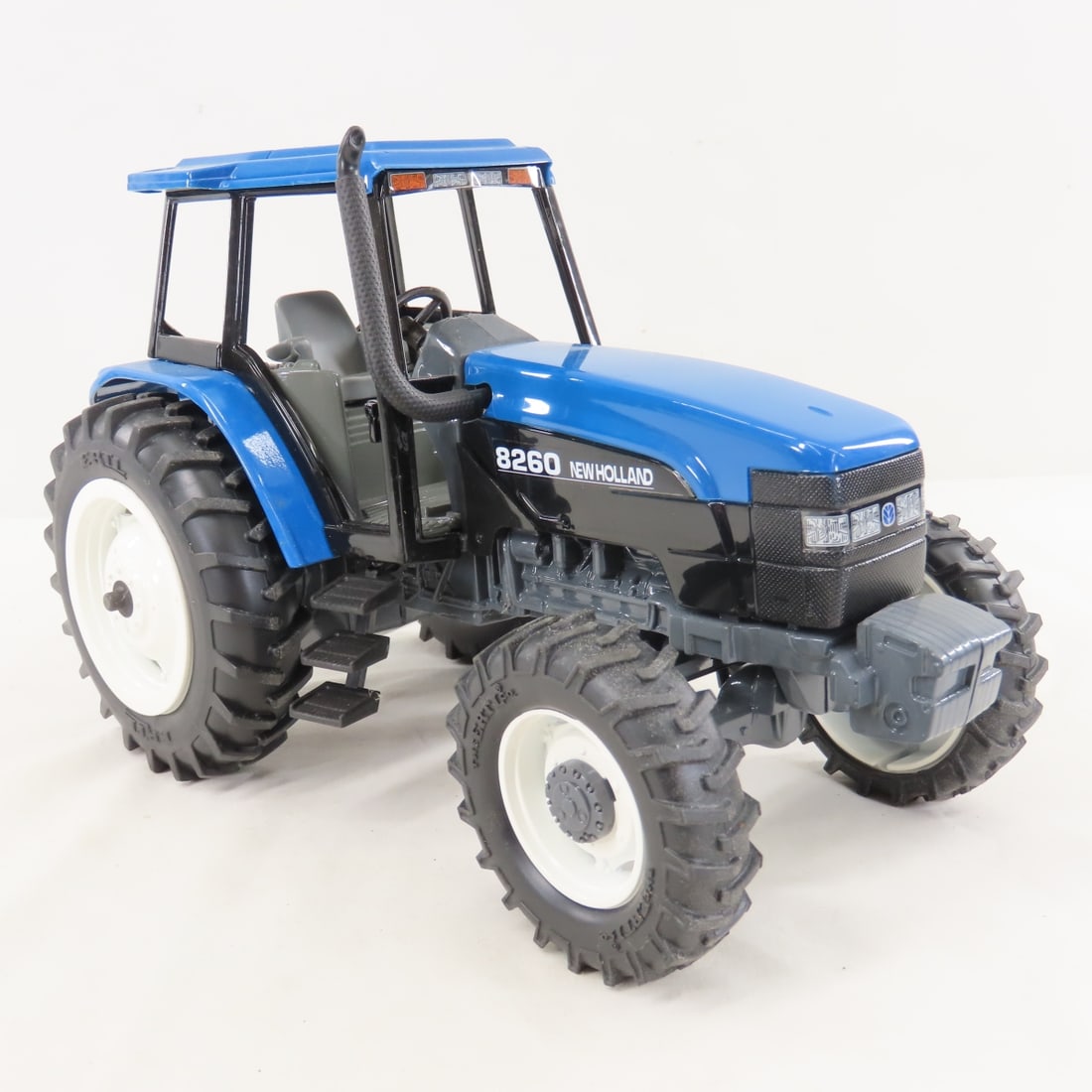 ERTL New Holland 8260 Tractor 1997 Ntl Show - 7