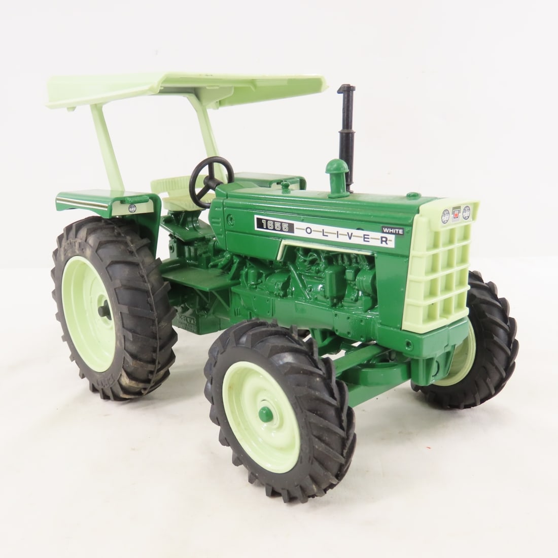 ERTL Oliver 1655 Tractor with box 1/16 Diecast - 7