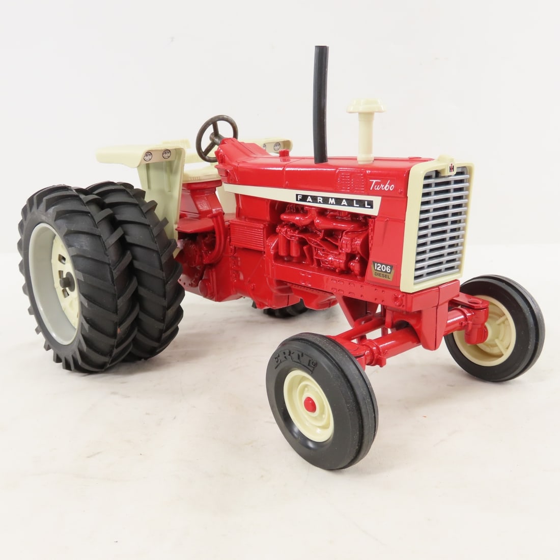 ERTL Farmall 1206 Turbo Duals 1996 Lafayette Show - 7