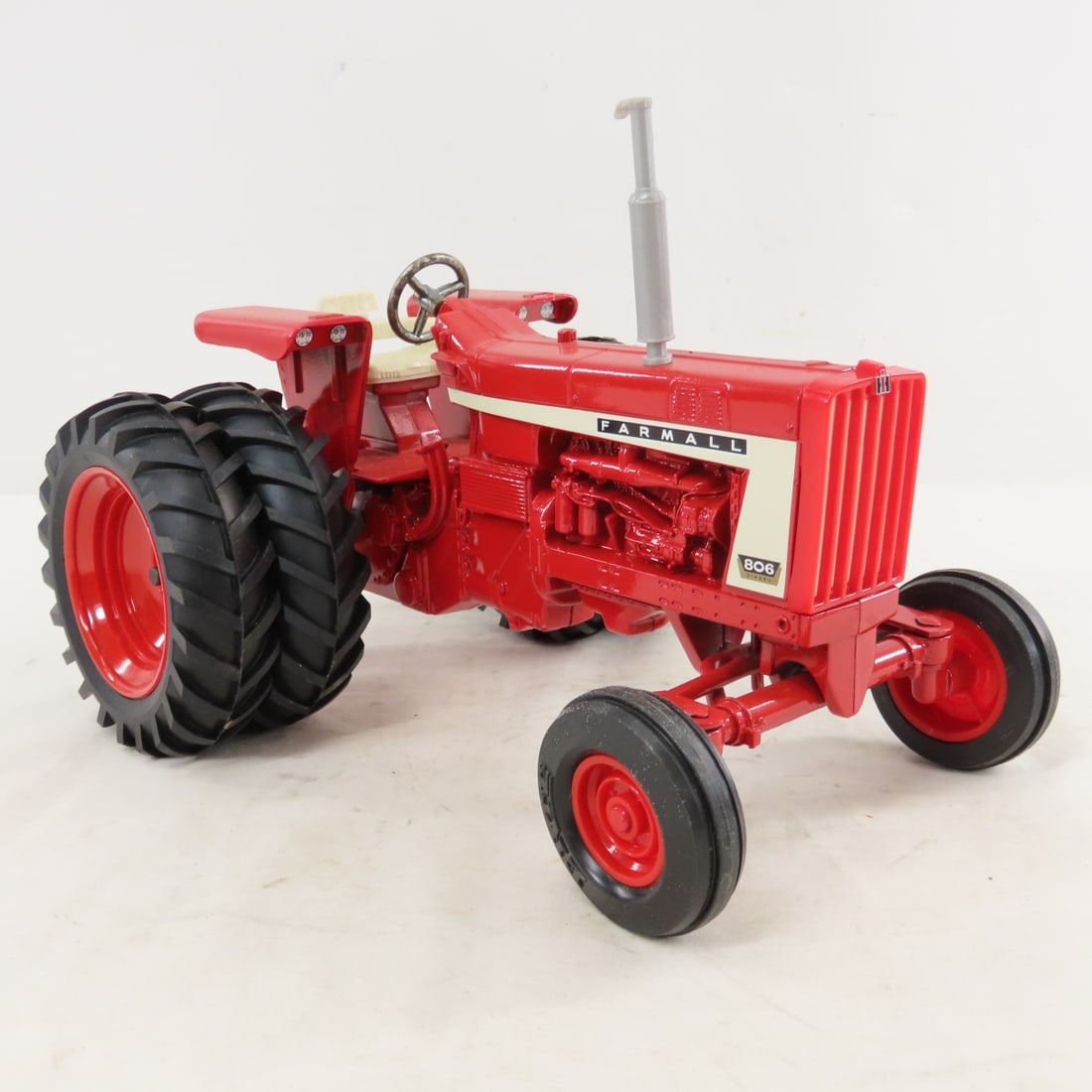 ERTL Farmall 806 Tractor 1997 Lafayette Show - 7