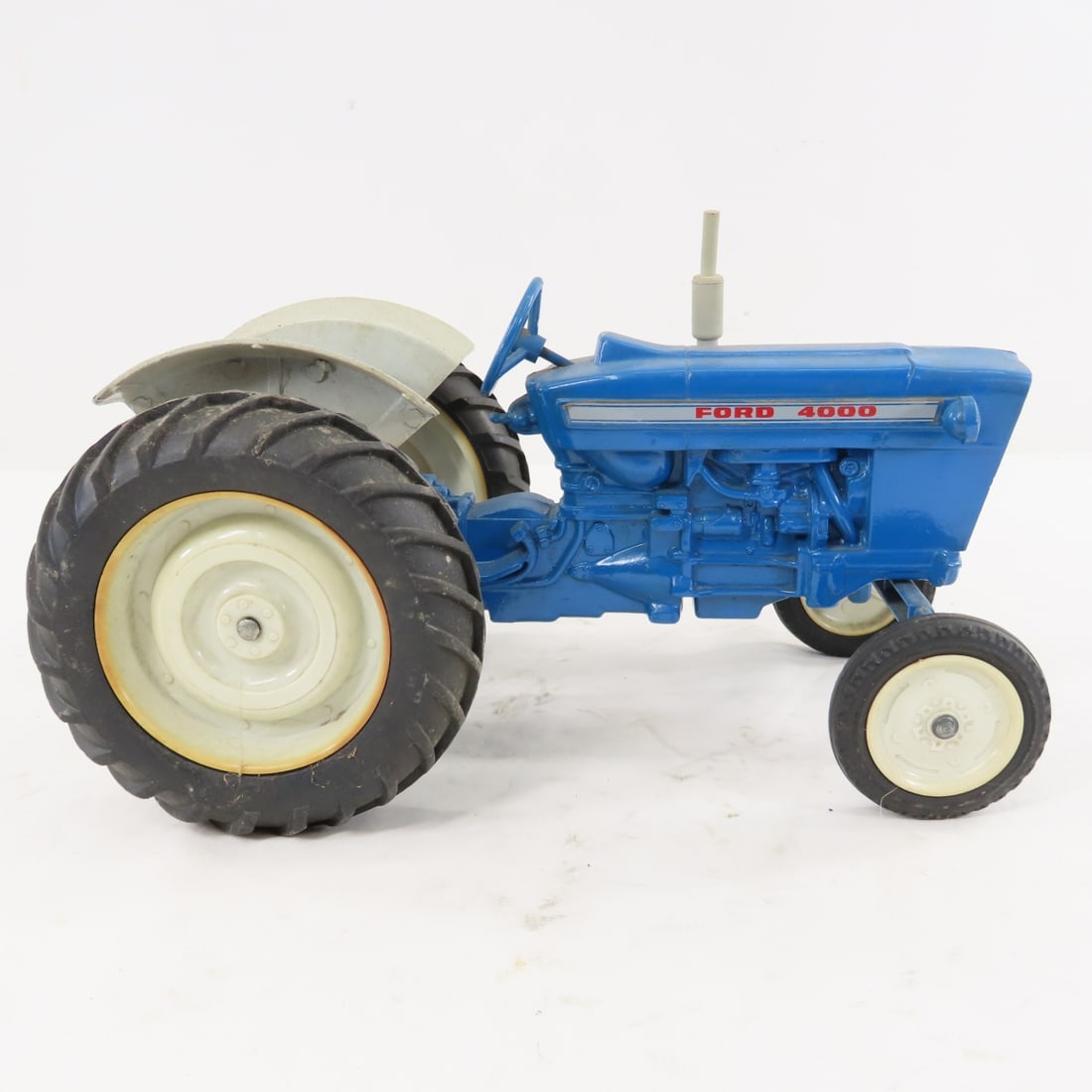 2 Vintage Diecast Ford 4000 & 1 4600 Tractors - 11