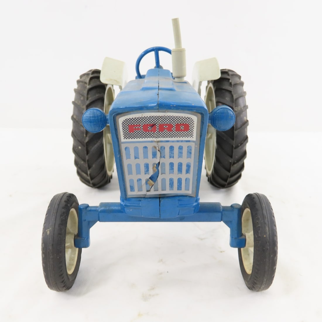 2 Vintage Diecast Ford 4000 & 1 4600 Tractors - 12