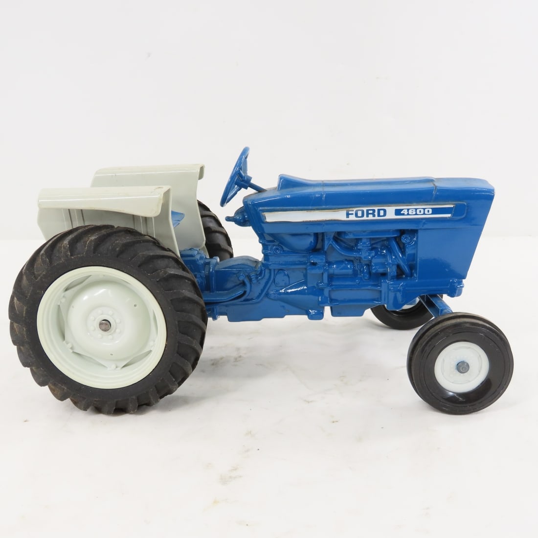 2 Vintage Diecast Ford 4000 & 1 4600 Tractors - 17