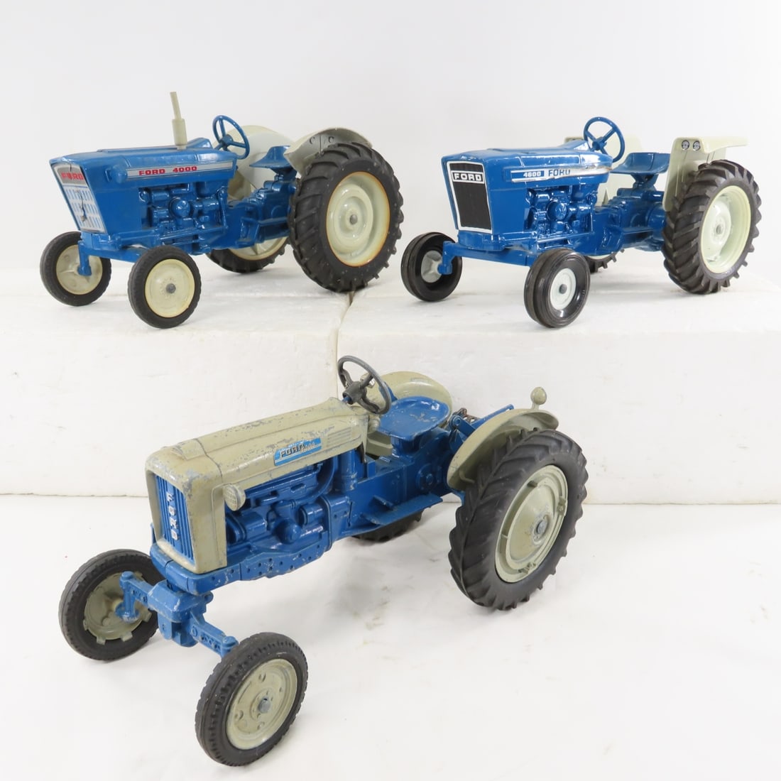 2 Vintage Diecast Ford 4000 & 1 4600 Tractors: 2 Vintage Diecast Ford 4000 & 1 4600 Tractors - 1/16 diecast, 1 4000 is Hubley, LOT SIZE: 20x16x6" 10 LBS All information and photos are intended to be as accurate as possible, but errors are