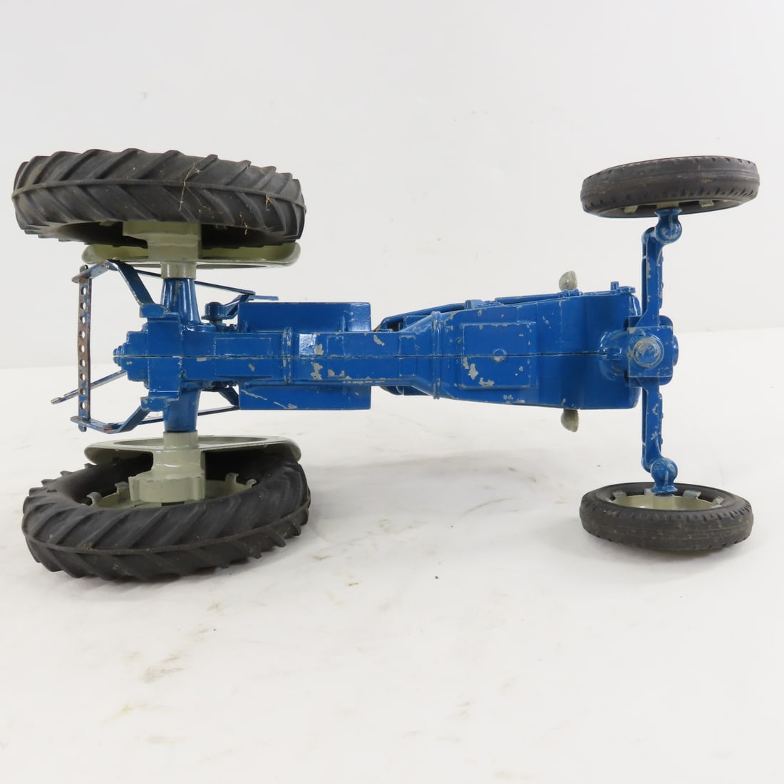 2 Vintage Diecast Ford 4000 & 1 4600 Tractors - 7