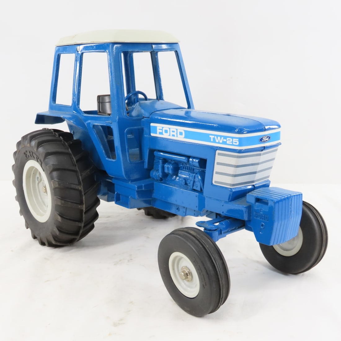 ERTL Ford TW-25 1/12 Diecast Tractor with cab - 7