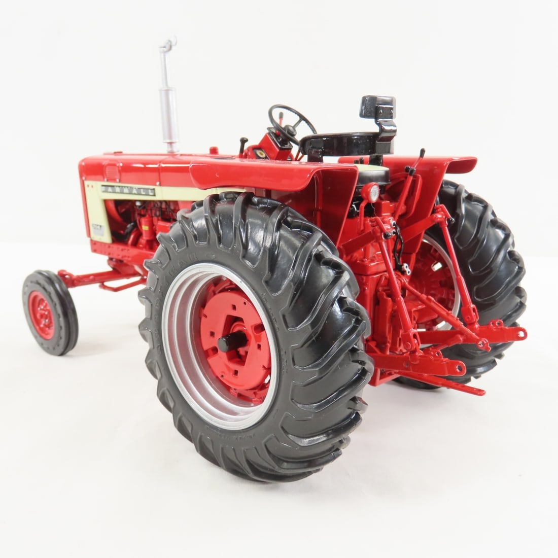 ERTL Precision Series Farmall 706 Tractor w/box - 3