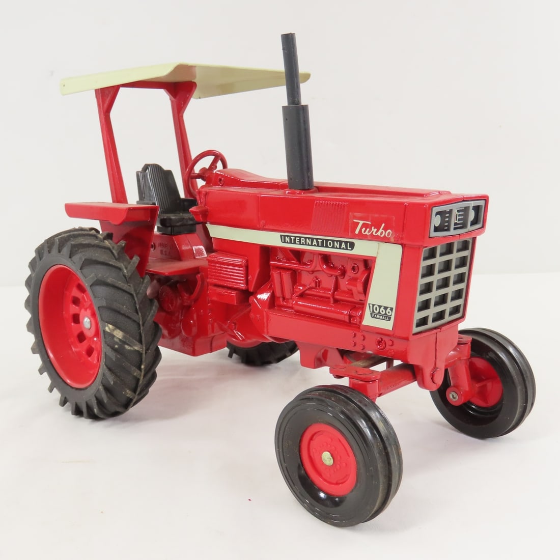 ERTL IH 1066 Turbo Tractor w/Roll Guard Canopy - 7