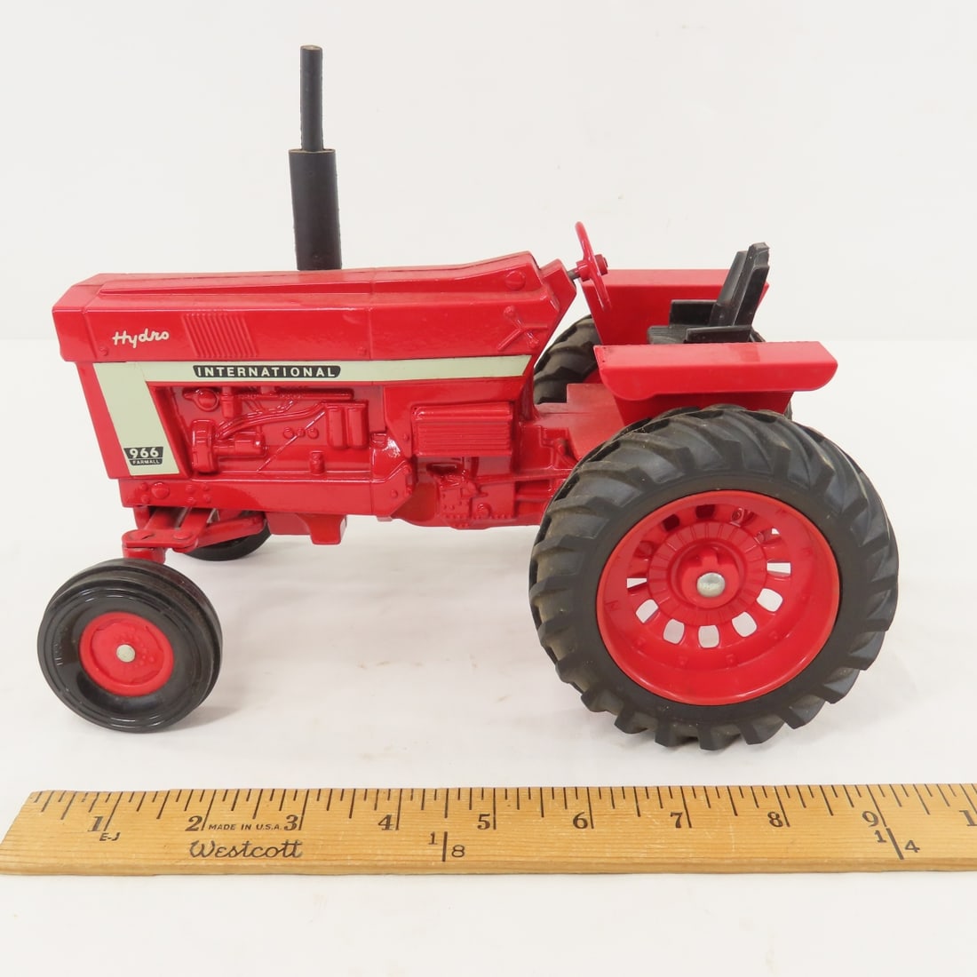 ERTL International 966 Hydro Tractor with box - 2