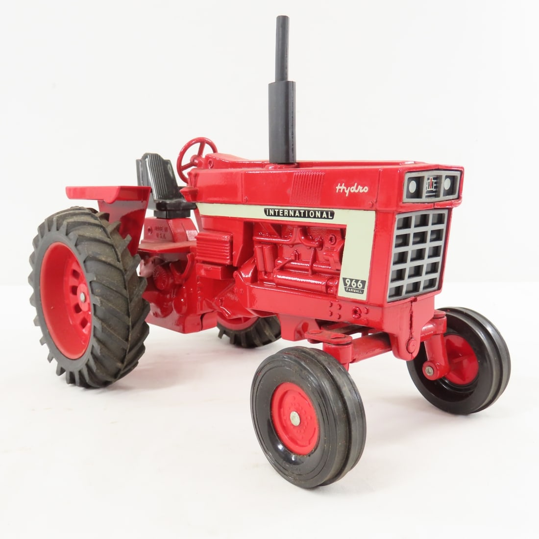 ERTL International 966 Hydro Tractor with box - 7