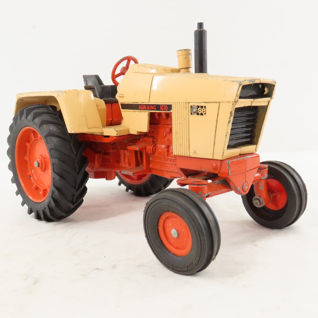ERTL CASE Agri King 1070 Tractor 1/16 Scale - 7